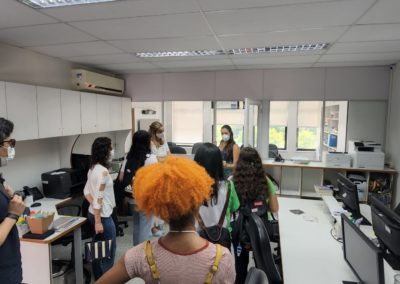 foto no laboratorio MidiaCom com participantes do projeto