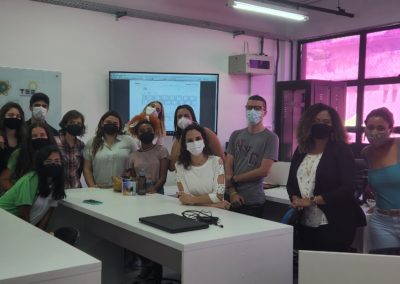 foto no laboratorio FRIENDS lab com participantes do projeto