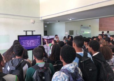 Alunos assistindo a palestra